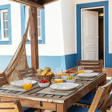 Casa Burgues Mar & Lagoa بيت للعطل